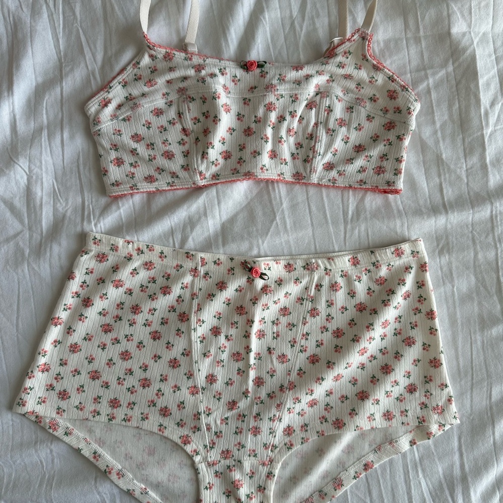 NWOT Colsie White Floral Bra And Pantie Lingerie Set